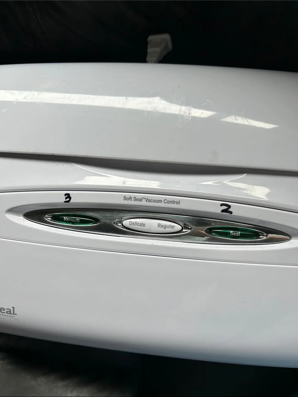 White Electric Vacuum Sealer - Gloss Finish